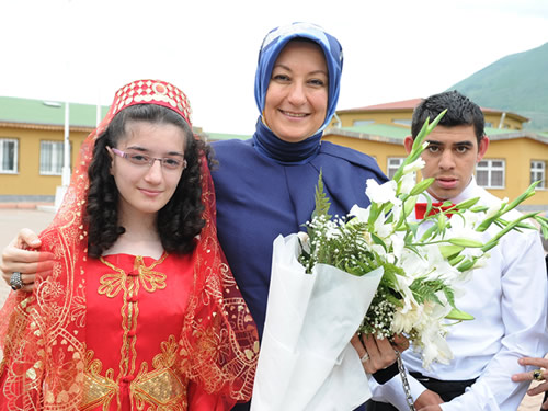 Bayan Gül, Kayseri’de Engelli Çocuklar Okulunu Ziyaret Etti